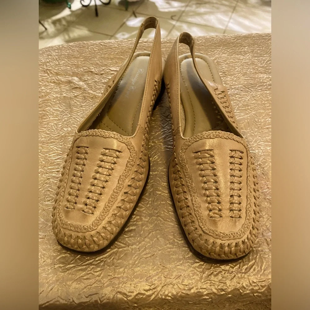 CARRIAGE COURT LOAFERS NWOT - Picture 1 of 6